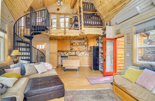 Hartsel Cabin | Pet-Friendly Treehouse w/Deck & Yard in Hartsel!