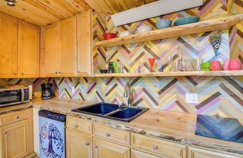 Hartsel Cabin | Pet-Friendly Treehouse w/Deck & Yard in Hartsel!