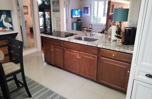 Fort Lauderdale Apartment | Pet Friendly Tropical Studio with Private Kitchen and Bath