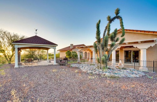 Houghton House | Pet-Friendly Tucson Vacation Rental w/Huge Yard!