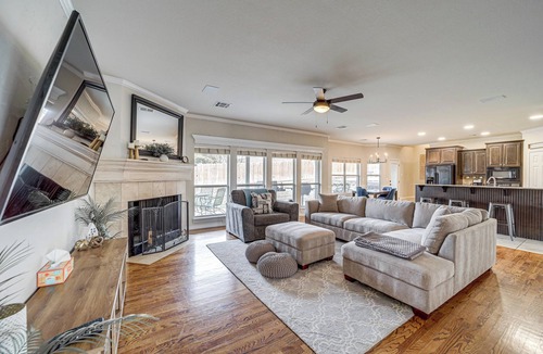 South Tulsa House | Pet-Friendly Tulsa Escape w/Private Hot Tub!