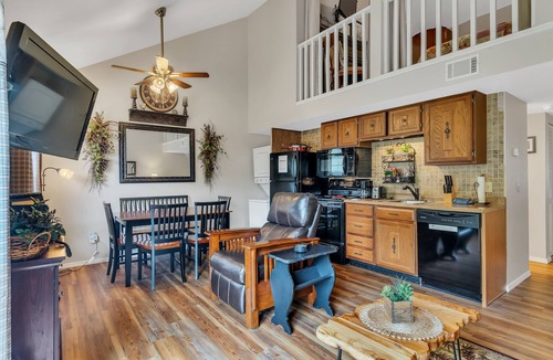 Table Rock Condo | Pet Friendly! Tuscany on-Taneycomo- 2 bed/2 bath condo on Lake Taneycomo