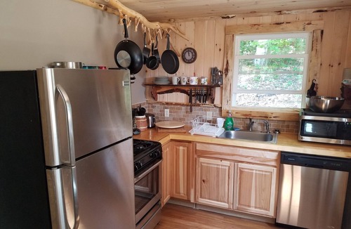 North Creek Cabin | PET-FRIENDLY - Twilight Cabin a Unique Waterfront Log Cabin