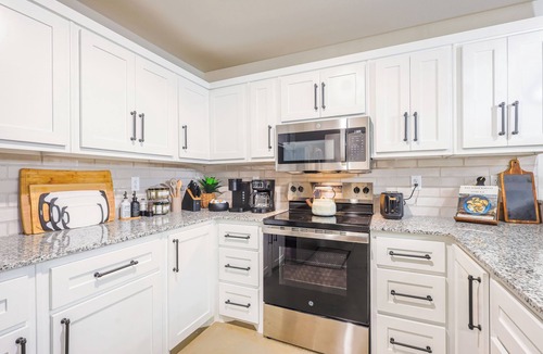 Belton House | Pet-Friendly UMHB Walkable Downtown Fire Pit Hot Tub
