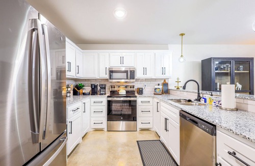 Belton House | Pet-Friendly UMHB Walkable Downtown Fire Pit Hot Tub