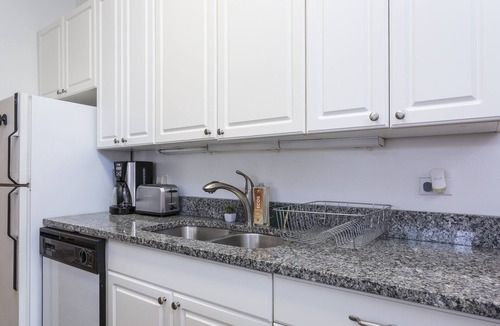 Roscoe Village Apartment | PET FRIENDLY! Unique Converted Storefront Stay - Great Neighborhood! by AllSet Turnover