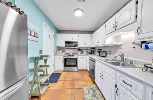 El Centro Beach House | ☀️Pet Friendly-Walk2Beach-Manatee Summer House☀️
