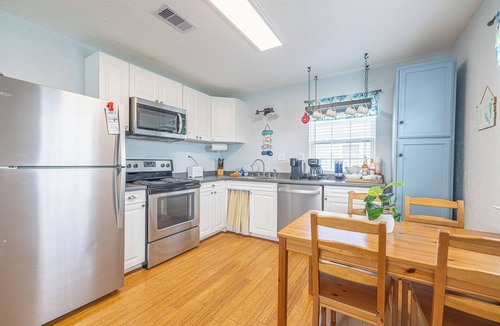 Surfside Beach Cottage | Pet Friendly - Walk to the Beach, Cozy Home