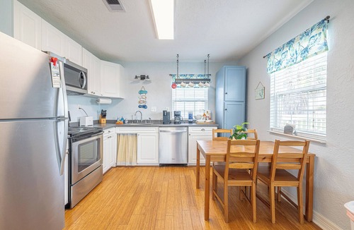 Surfside Beach Cottage | Pet Friendly - Walk to the Beach, Cozy Home