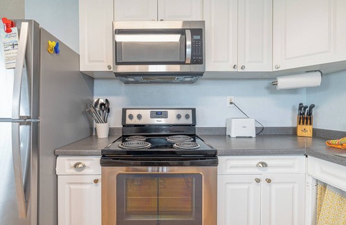 Surfside Beach Cottage | Pet Friendly - Walk to the Beach, Cozy Home