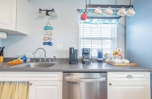 Surfside Beach Cottage | Pet Friendly - Walk to the Beach, Cozy Home