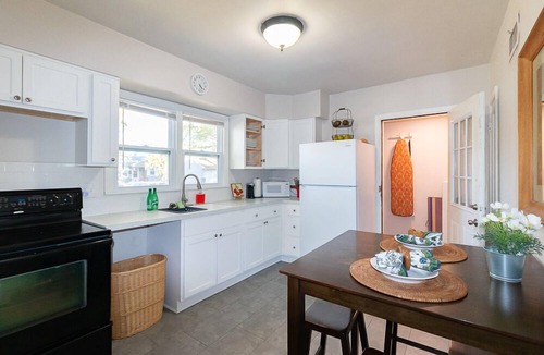 Topeka House | Pet Friendly—Walk to Washburn—King Bed-Fast Wi-Fi