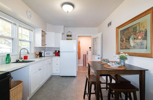 Topeka House | Pet Friendly—Walk to Washburn—King Bed-Fast Wi-Fi