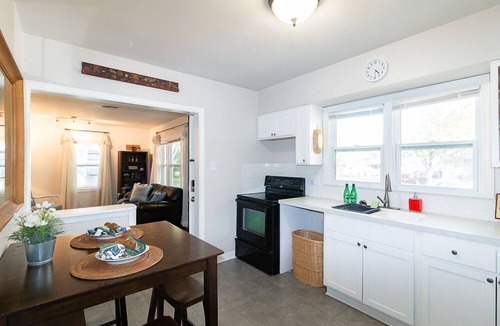 Topeka House | Pet Friendly—Walk to Washburn—King Bed-Fast Wi-Fi