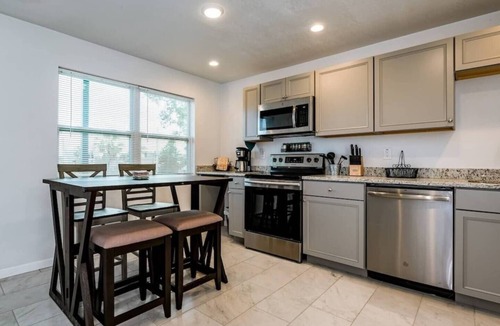 Smith's Memento Apartment | * Pet Friendly* Walk to Beach & Ocean Center