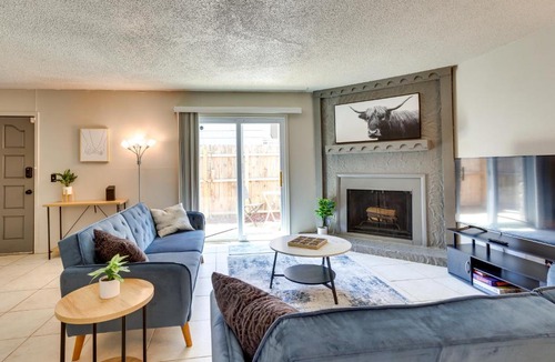 Warr Acres House | Pet-Friendly Warr Acres Townhome with Fireplace