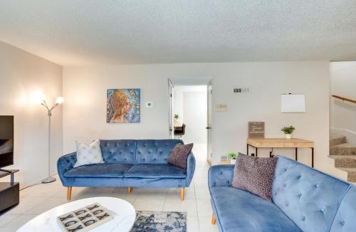 Warr Acres House | Pet-Friendly Warr Acres Townhome with Fireplace