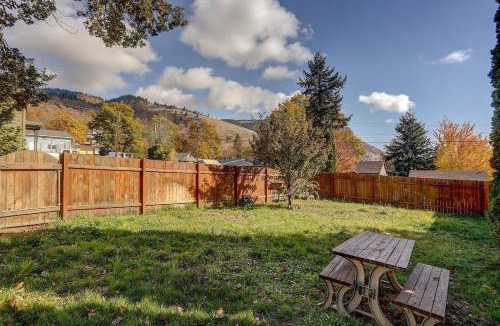 White Salmon House | Pet Friendly Waveseeker Private Yard
