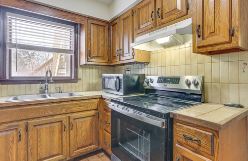 Newburgh Apartment | Pet Friendly & WFH Ready! Quiet Hudson Valley Apt