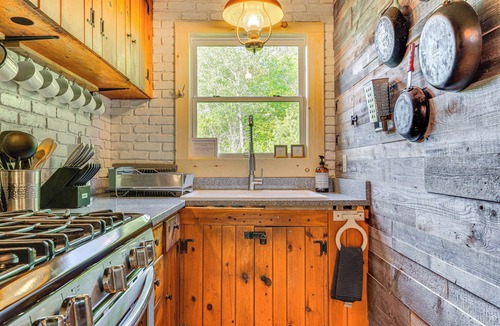 Wilmington Cottage | Pet-friendly Wilmington Retreat w/Hot Tub!
