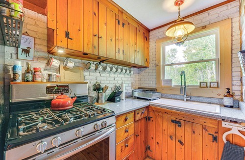 Wilmington Cottage | Pet-friendly Wilmington Retreat w/Hot Tub!