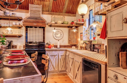Wimberley Cabin | Pet-Friendly Wimberley Cabin w/Fire Pit & Hot Tub