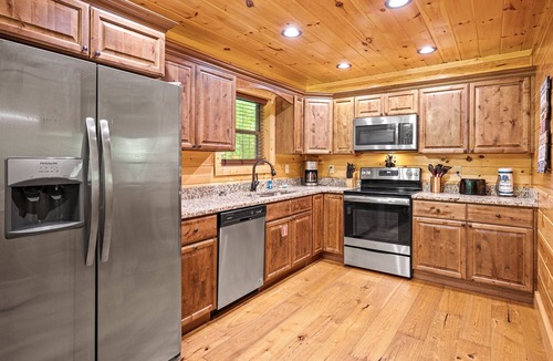 Rocky Grove Cabin | Pet Friendly with Huge Yard! Secluded Stay