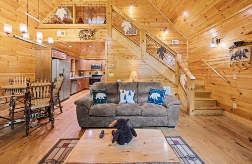 Rocky Grove Cabin | Pet Friendly with Huge Yard! Secluded Stay