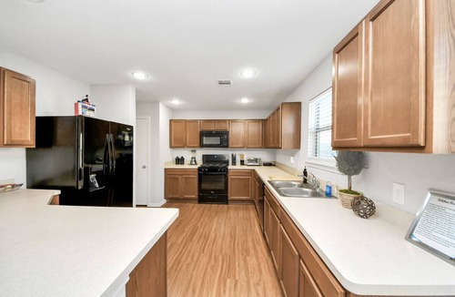 Houston House | Pet-FrndlyRetreat 600MbpsWiFi 8mi to IAH Sleeps 14