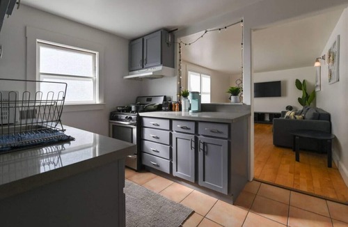 Poets Corner Apartment | Pet Lovers` Haven Near UCB & Subway