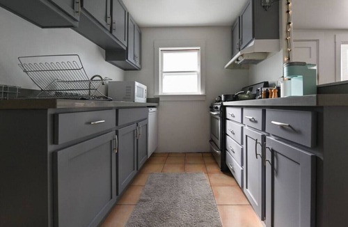 Poets Corner Apartment | Pet Lovers` Haven Near UCB & Subway