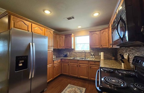 Calera House | Pet Paradise on Main: Fenced Yard Included!