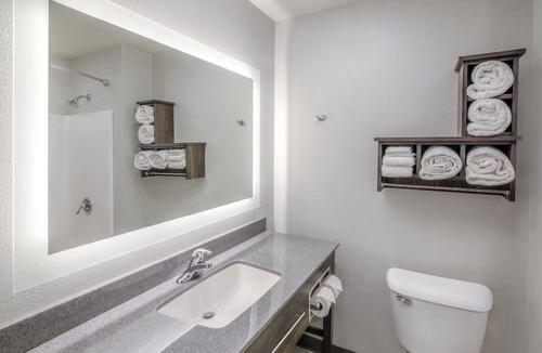 Midland Hotel | Pet-Ready Room w/Kitchenette Near Big Sky Drive-In + Permian Museum