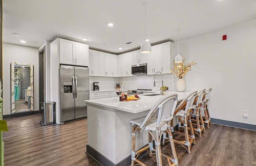 Rolling Mill Hill House | Petal & Palm-Rooftop Patio & Gym-Mins to Broadway