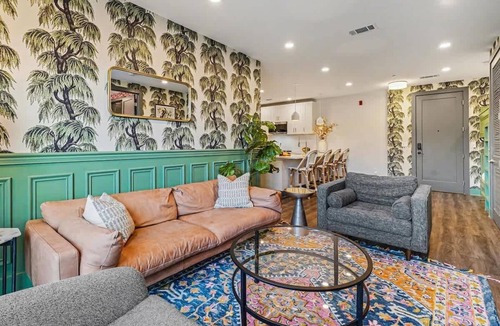Rolling Mill Hill House | Petal & Palm-Rooftop Patio & Gym-Mins to Broadway