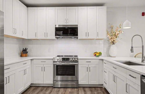 Rolling Mill Hill House | Petal & Palm-Rooftop Patio & Gym-Mins to Broadway