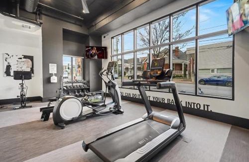 Rolling Mill Hill House | Petal & Palm-Rooftop Patio & Gym-Mins to Broadway
