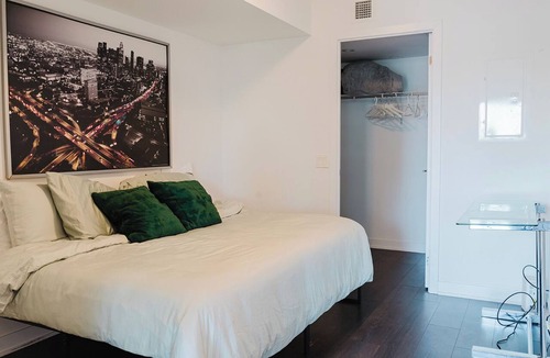 Toronto Entertainment District Condo | Peter pan hideaway 2 BEDroom in central of Toronto
