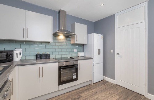 Peterlee Apartment | Peterlee Central Apartment Sleeping 16 guests