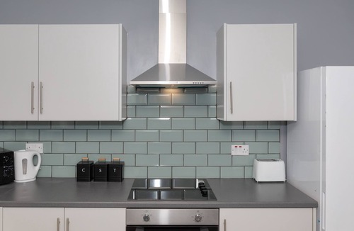 Peterlee Apartment | Peterlee Central Apartment Sleeping 16 guests