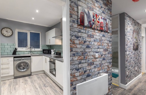 Peterlee Apartment | Peterlee Central Apartment Sleeping 16 guests