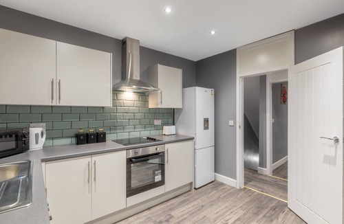 Peterlee Apartment | Peterlee Central Apartment Sleeping 16 guests