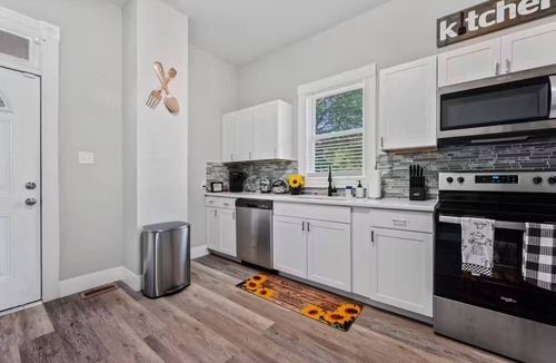 Petersburg House | Petersburg Vacation Gem 3BR - Private Backyard