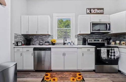 Petersburg House | Petersburg Vacation Gem 3BR - Private Backyard