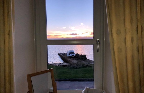 Portmahomack Cottage | PetFriendly-Beachfront-SunsetFacingSunPorch-Garden