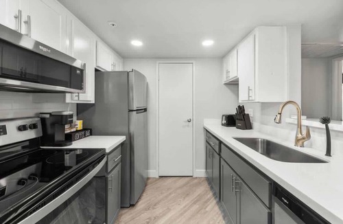 Tempe Apartment | PetFrndly, Sleek 2BR Near ASU, Pool, Grill, Prking