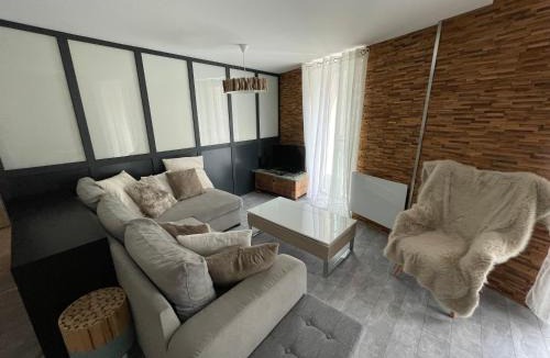 Voiron Apartment | Petit bois moderne