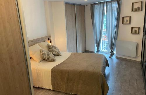 Voiron Apartment | Petit bois moderne