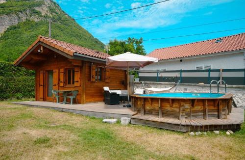 Lumbin Ski Chalet | Petit chalet avec piscine privée