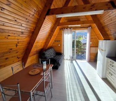 Oust Ski Chalet | Petit chalet avec terrasse